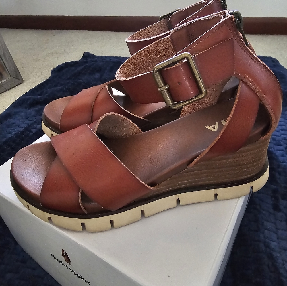 Mia size 7 ladies sandals. Very nice shoes. Great cushion when you walk.